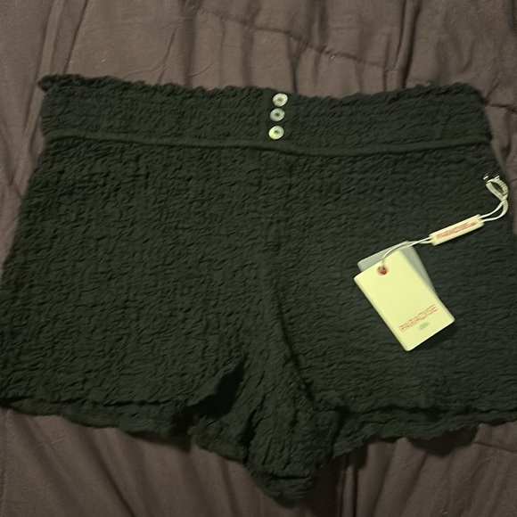 Black shorts - Picture 3 of 5